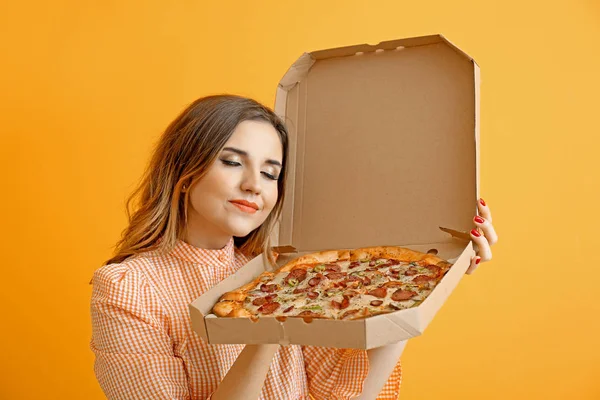 Retrato de bela jovem com pizza saborosa no fundo de cor — Fotografia de Stock