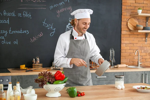 Male chef cooking in kitchen — Stock Photo, Image