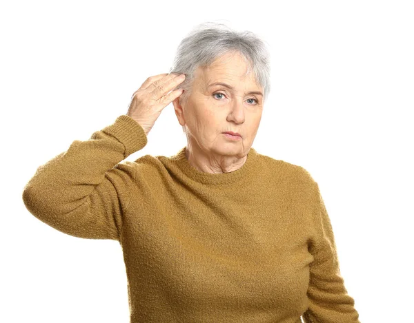 Beyaz arka planda saç dökülme sorunu olan yaşlı bir kadın. — Stok fotoğraf
