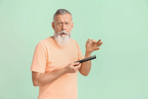 Hombre mayor con problemas de pérdida de cabello en el fondo del color —  Fotos de Stock