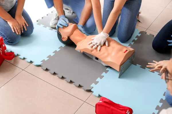 Ausbilder demonstrieren Cpr auf Schaufensterpuppe bei Erste-Hilfe-Kurs — Stockfoto