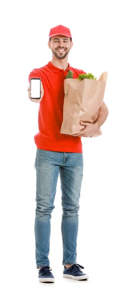 Bonito trabalhador do serviço de entrega de alimentos com telefone celular no fundo branco — Fotografia de Stock