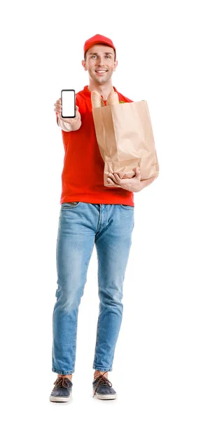 Hermoso trabajador del servicio de entrega de alimentos con teléfono móvil sobre fondo blanco — Foto de Stock