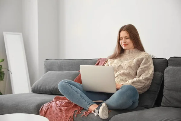 O femeie fericită cu laptop odihnindu-se acasă — Fotografie, imagine de stoc