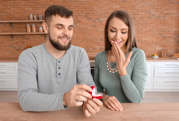 Joven proponiéndole matrimonio a su amado en casa — Foto de Stock