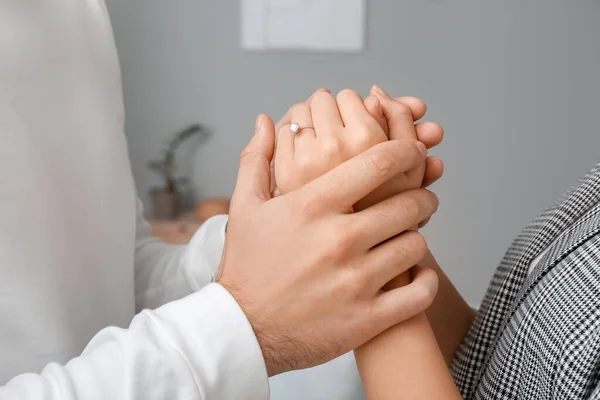 Pareja joven comprometida feliz en casa, primer plano —  Fotos de Stock