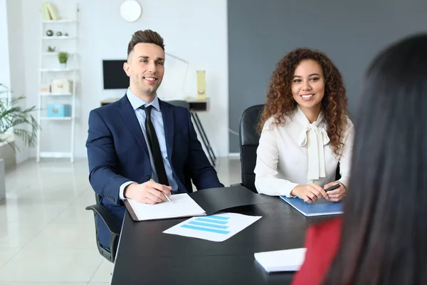 Interviewen vrouw in functie van de Commissie van de menselijke hulpbronnen — Stockfoto