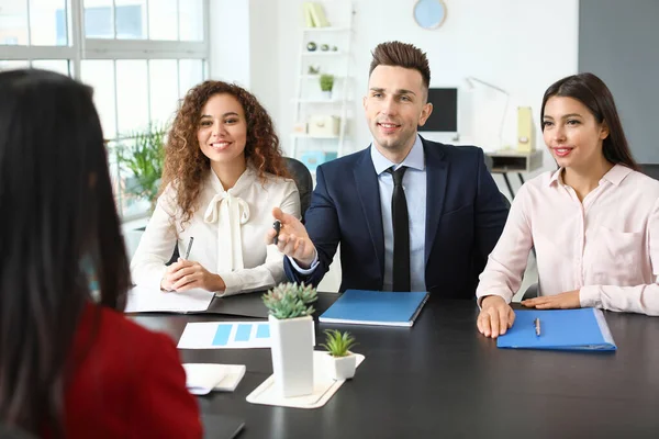 Human resources commission interviewing woman in office — Stock Photo, Image