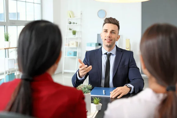 Commission des ressources humaines interviewer un homme en fonction — Photo