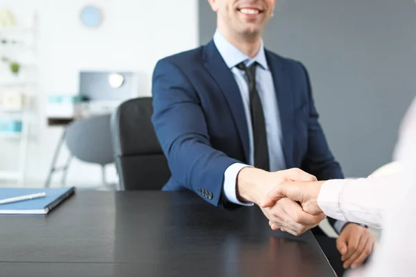 Human resources manager shaking hands with applicant after successful interview — Stock Photo, Image