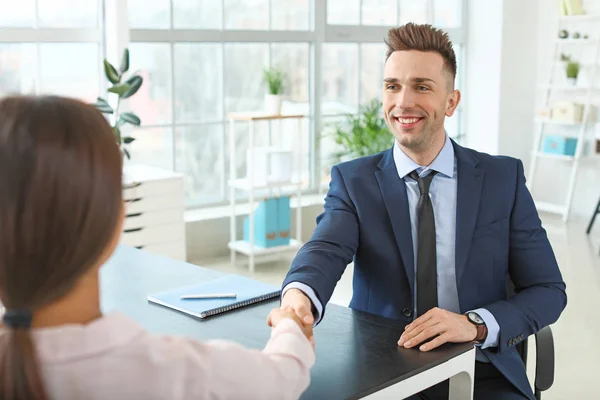 Human resources manager schudden handen met de aanvrager na succesvol interview — Stockfoto