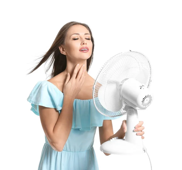 Mujer joven con ventilador eléctrico sobre fondo blanco —  Fotos de Stock