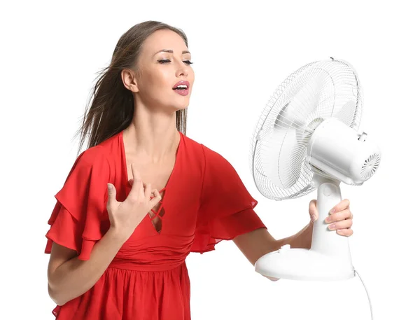 Jeune femme avec ventilateur électrique sur fond blanc — Photo