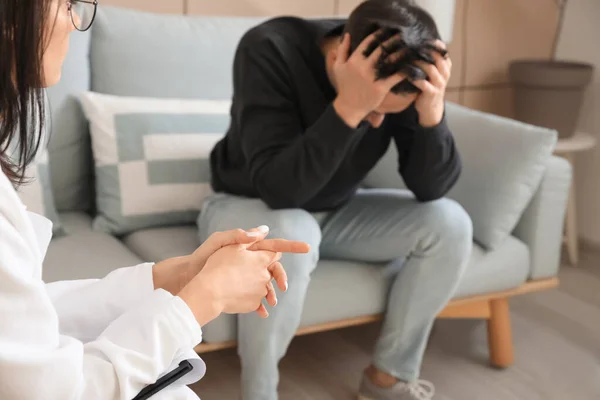 Psicólogo trabajando con paciente en consultorio — Foto de Stock