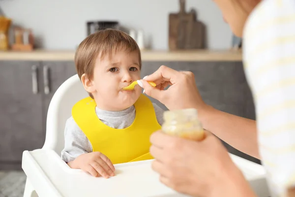 母親給餌彼女の小さな息子でキッチン — ストック写真