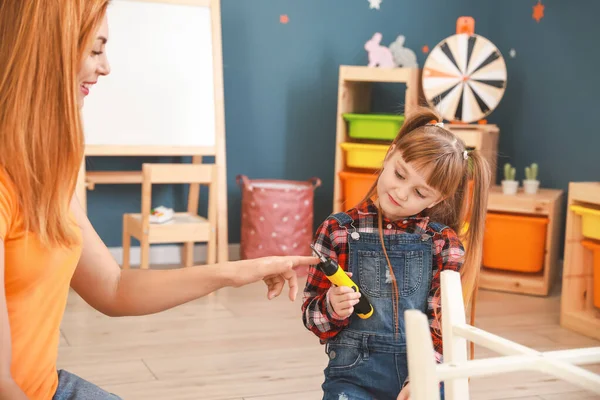 Mãe e sua filha montando móveis em casa — Fotografia de Stock