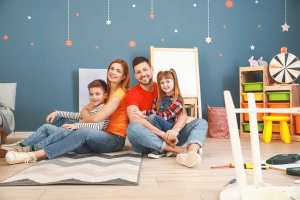 Famiglia che monta mobili a casa — Foto Stock