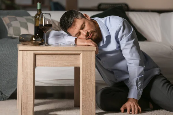 Drunk mature man at home. Concept of alcoholism — Stock Photo, Image