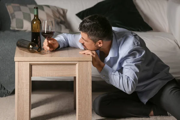 Részeg, érett férfi otthon. Az alkoholizmus fogalma — Stock Fotó