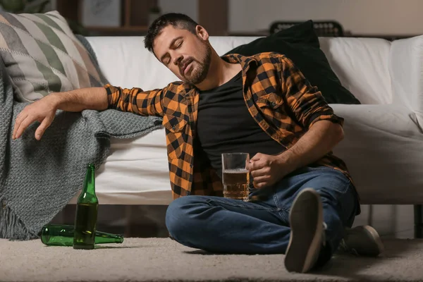 Hombre maduro bebiendo cerveza en casa. Concepto de alcoholismo — Foto de Stock