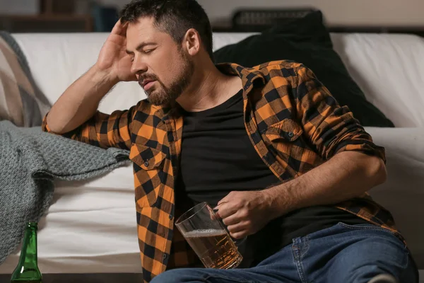 Hombre maduro bebiendo cerveza en casa. Concepto de alcoholismo — Foto de Stock