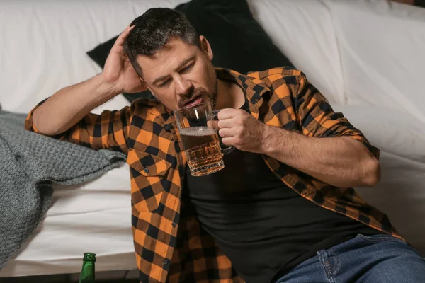 Dojrzały mężczyzna pijący piwo w domu. Pojęcie alkoholizmu — Zdjęcie stockowe