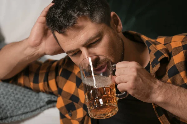 Hombre maduro bebiendo cerveza en casa. Concepto de alcoholismo — Foto de Stock