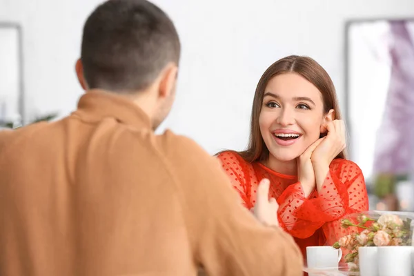 Feliz pareja joven en una cita romántica en la cafetería — Foto de Stock