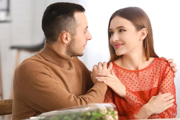 Jovem casal feliz na data romântica no café — Fotografia de Stock