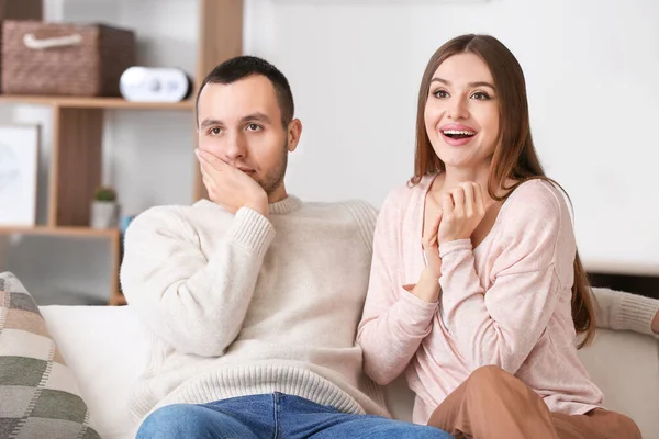 Красивая молодая пара смотрит телевизор дома — стоковое фото