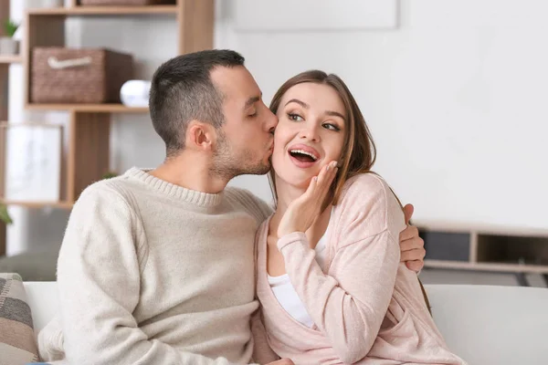 Retrato de pareja feliz en casa — Foto de Stock