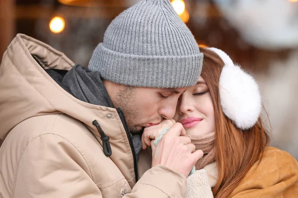 Retrato de feliz jovem casal na data romântica ao ar livre — Fotografia de Stock