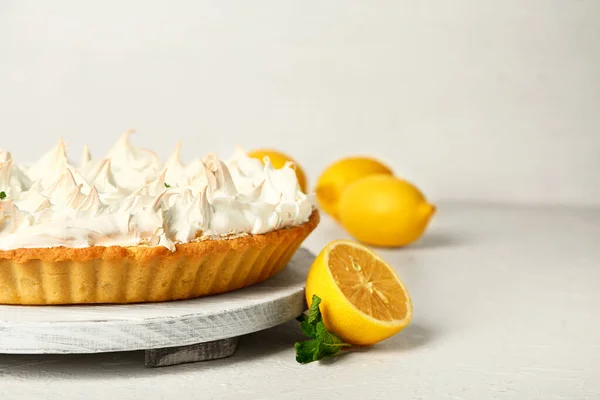 Вкусный лимонный пирог на белом фоне — стоковое фото
