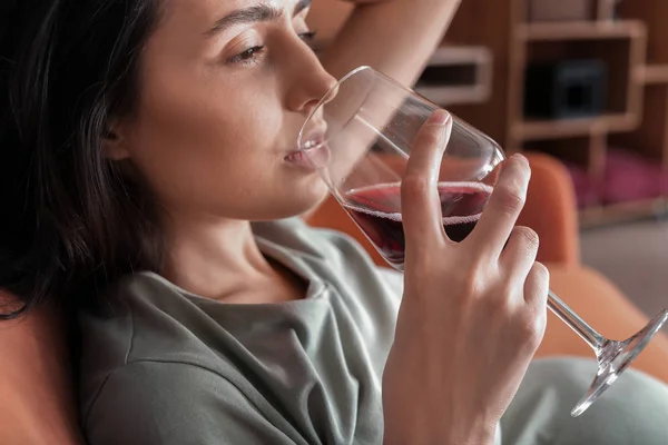 Young pregnant woman drinking alcohol at home — Stock Photo, Image