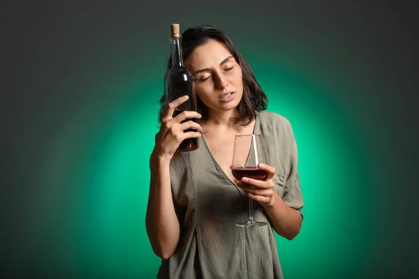 Jonge dronken vrouw op kleur achtergrond. Begrip alcoholisme — Stockfoto