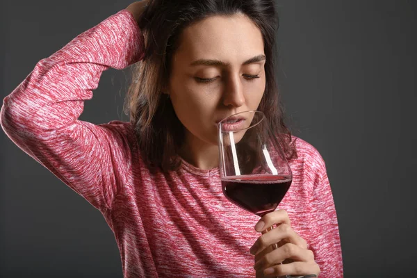 Young drunk woman on dark background. Concept of alcoholism — Stock Photo, Image