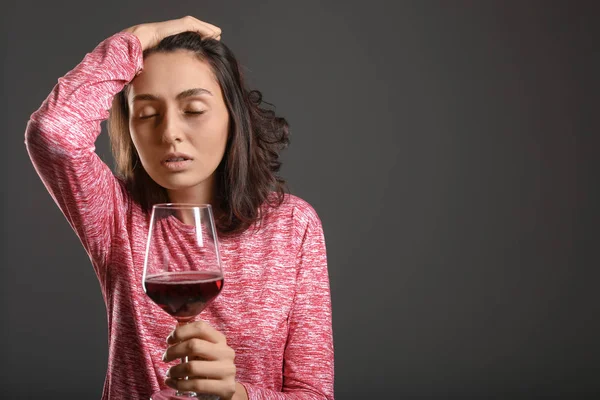 Young drunk woman on dark background. Concept of alcoholism — Stock Photo, Image