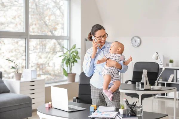 Mama de lucru cu copilul ei în birou — Fotografie, imagine de stoc