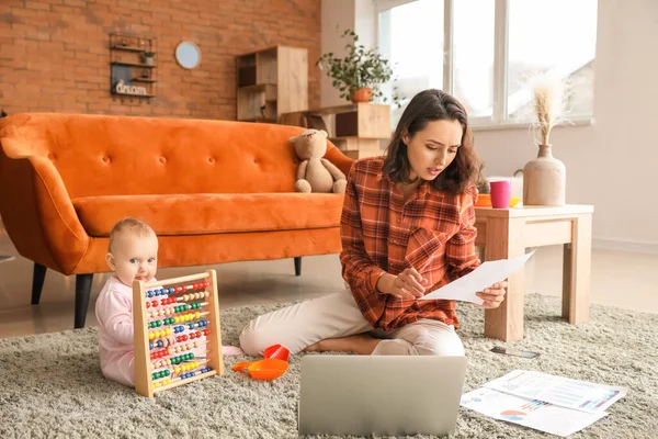 Working mother with her baby at home — Stock Photo, Image