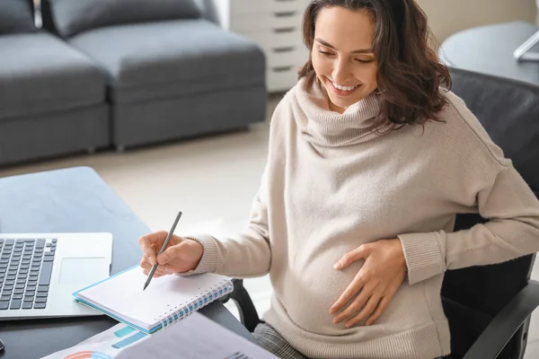 Embarazada mujer de negocios trabajando en la oficina —  Fotos de Stock