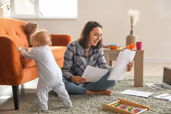 Working mother with her baby at home — Stock Photo, Image