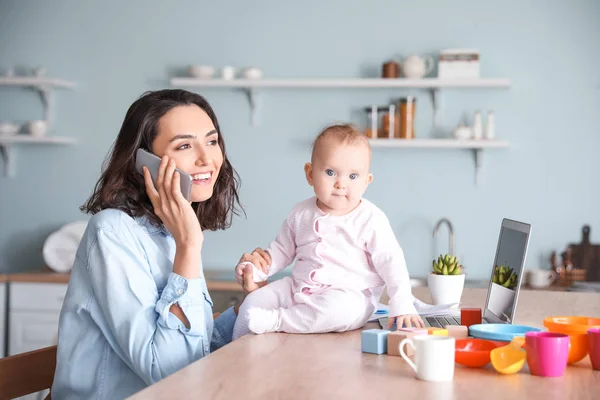 Arbetande mamma med sitt barn hemma — Stockfoto