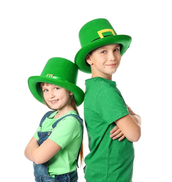 Grappige kleine kinderen op witte achtergrond. St. Patrick 's Day viering — Stockfoto