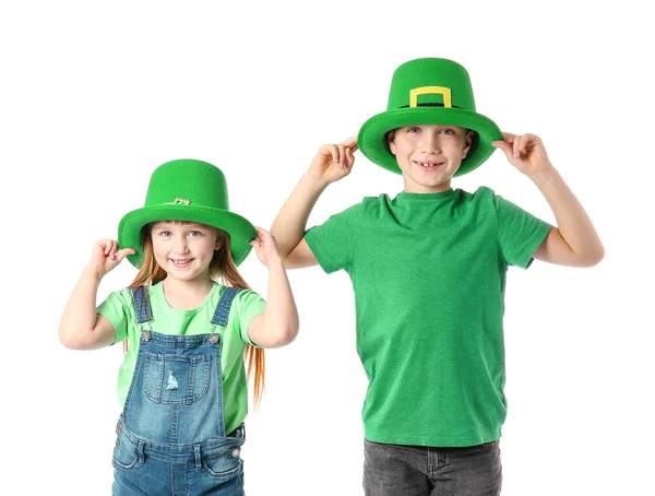 Grappige kleine kinderen op witte achtergrond. St. Patrick 's Day viering — Stockfoto