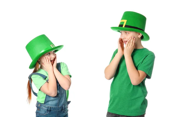 Verrast kleine kinderen op witte achtergrond. St. Patrick 's Day viering — Stockfoto