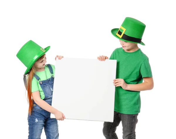 Grappige kleine kinderen met een blanco poster op een witte achtergrond. St. Patrick 's Day viering — Stockfoto