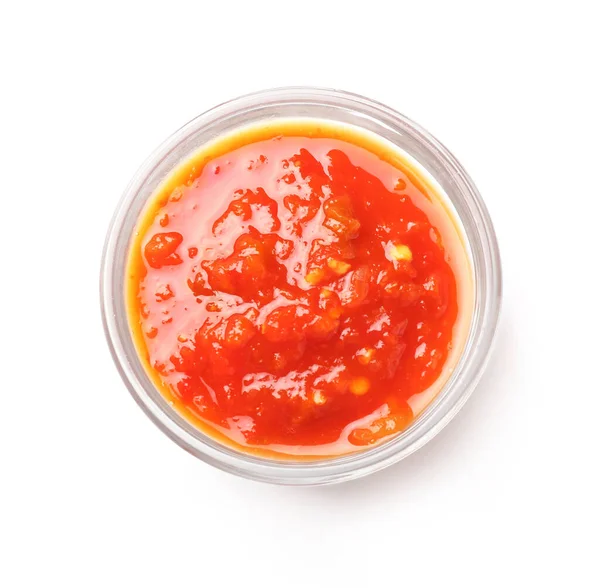 Cuenco con salsa de tomate sobre fondo blanco — Foto de Stock