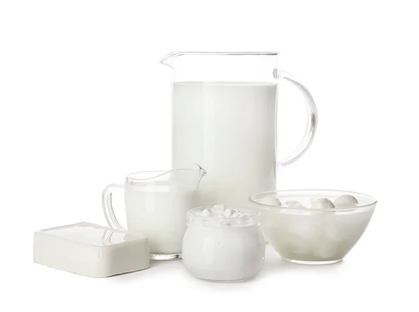 Diversi prodotti lattiero-caseari su sfondo bianco — Foto Stock