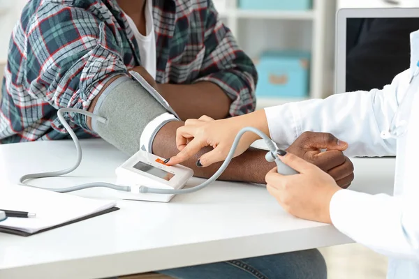 Cardiologista examinando paciente do sexo masculino na clínica — Fotografia de Stock