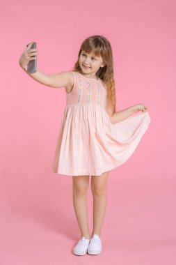 Renkli özçekim yapan tatlı küçük bir kız.